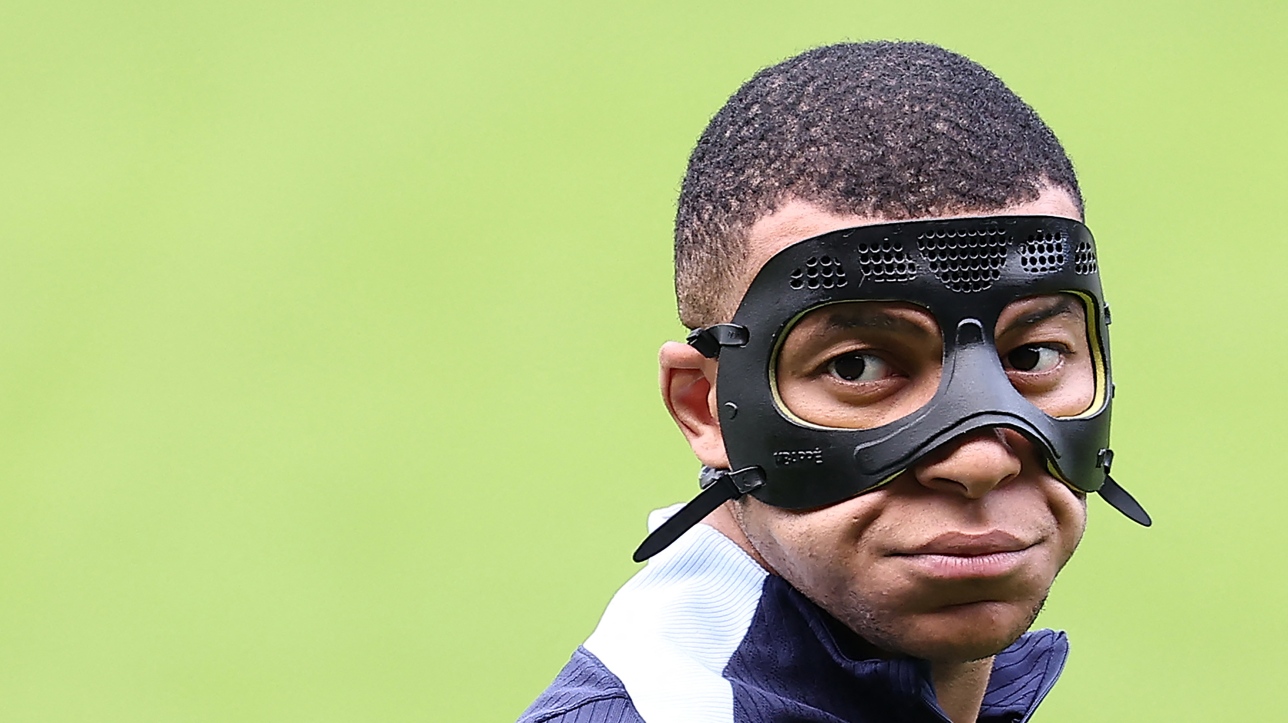 Euro 2024 Kylian Mbappé s entraîne avec un nouveau masque RDS