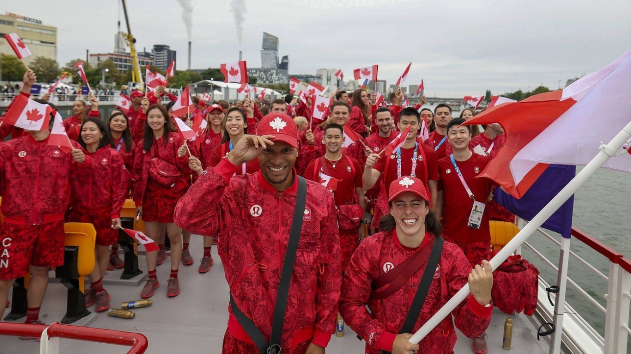 JO Paris 2024 Maude Charron et Andre De Grasse mènent le Canada lors